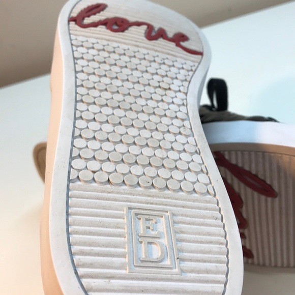 Ellen DeGeneres Black Sneakers with Heart Size 9.5 - Picture 9 of 10